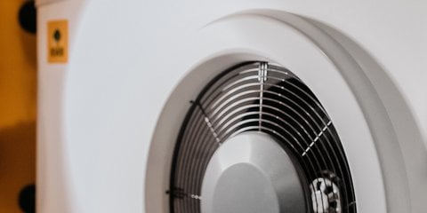 [Translate to English:] KWB Wärmepumpen bereiten Warmwasser. Geringer Installationsaufwand und Hohe Effizienz.