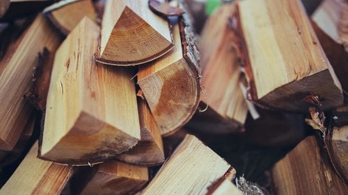 Schädliches Treibhausgas verringern durch Heizen mit Holz.